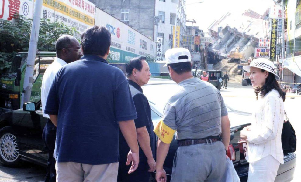 1999年‧九二一地震後，悟覺妙天禪師馬上親赴災區，並發動同修募款賑災。